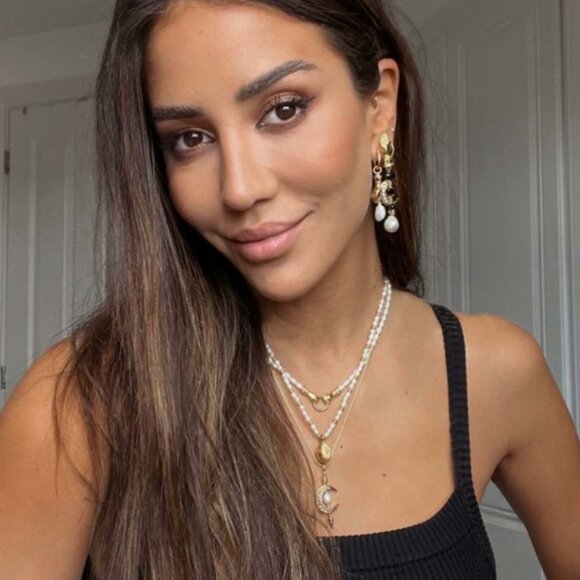 Missoma x Harris Reed Pearl Drop Necklace - Picture 3 of 8